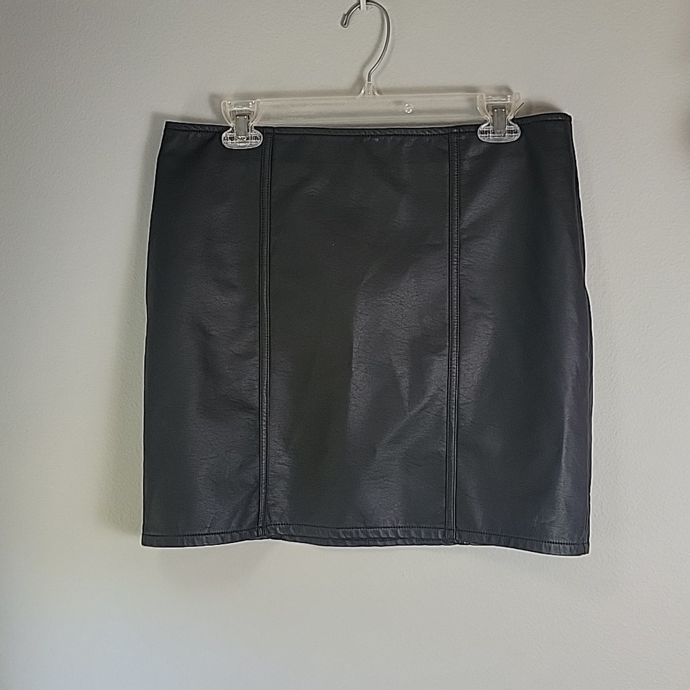 Mini black faux leather pencil skirt